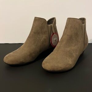 Mia Amore tan booties Sz 8.5 New without box